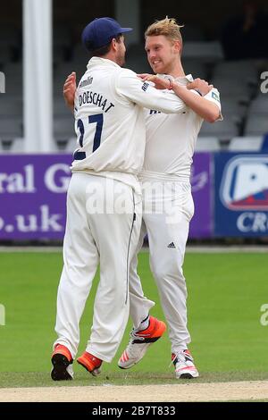 Jamie Porter (R) di Essex CCC si congratula con i suoi compagni di squadra dopo aver preso il wicket di Adam Rossington Foto Stock