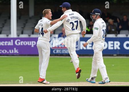 Jamie Porter (L) di Essex CCC si congratula con i suoi compagni di squadra dopo aver preso il wicket di Adam Rossington Foto Stock