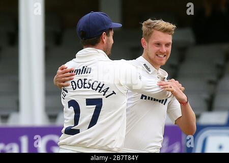 Jamie Porter (R) di Essex CCC si congratula con i suoi compagni di squadra dopo aver preso il wicket di Adam Rossington Foto Stock