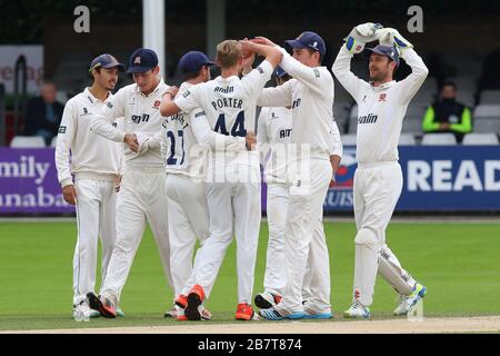 Jamie Porter (44) di Essex si congratula con i suoi compagni di squadra dopo aver preso il wicket di Rob Keogh Foto Stock