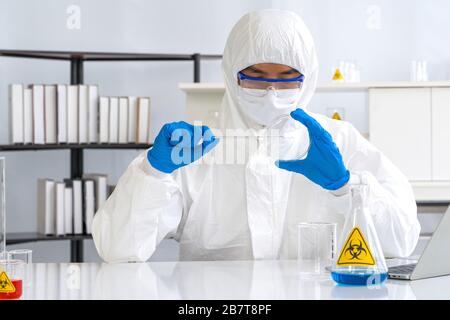 Processo di test della malattia da coronavirus 2019 (COVID-19) in laboratorio per prevenire la diffusione della ricerca virale. Foto Stock