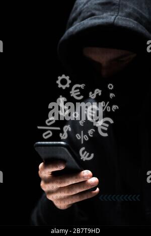 messa a fuoco selettiva degli hacker che utilizzano i simboli di smartphone near money su nero Foto Stock