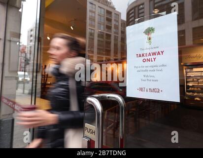 Un cartello nella finestra di un Pret A Manger a Londra, che dice ai clienti che l'area salotto è chiusa e che il negozio è servizio di prelievo solo a causa di coronavirus. Foto Stock