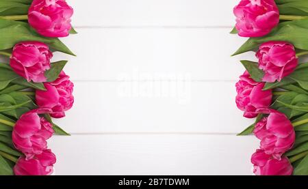 Tulipani rosa su sfondo di legno bianco. Foto Stock