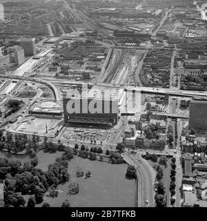 L'Aia, Olanda, 20 giugno - 1975: Foto aerea storica in bianco e nero della nuova stazione ferroviaria centrale costruita a l'Aia, Olanda Foto Stock