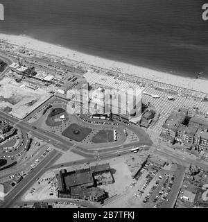 Scheveningen, Olanda, 20 giugno 1975: Foto aerea storica in bianco e nero del Kurhaus vicino alla spiaggia di Scheveningen, quartiere della città Foto Stock