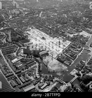 Leiden, Olanda, 30 giugno - 1976: Foto aerea storica in bianco e nero del vecchio mulino De Meelfabriek, un complesso industriale, Ankerpark Foto Stock