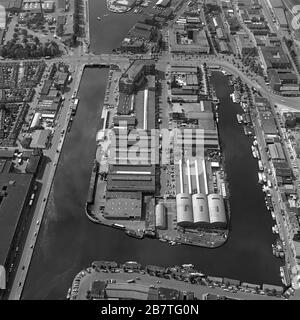 L'Aia, Olanda, 29 - 1977 agosto: Foto aerea storica in bianco e nero del Laakhaven, Leeghwamplein, un'area industriale Foto Stock