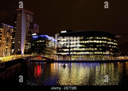 Edifici MediaCityUK BBC, visti di notte, a Salford Quays, vicino a Manchester, Inghilterra. - 14 Marzo 2020 Foto di Andrew Higgins/Thousand Word Media Foto Stock