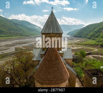 Splendida vista sul fiume dalla storica Cattedrale di Mtskheta in Georgia Foto Stock