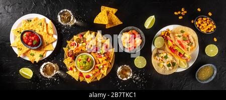 Varietà di cibo messicano, girato dall'alto su uno sfondo nero Foto Stock