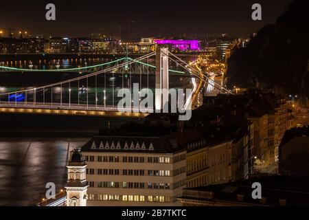 Vista sul ponte Elisabetta dal Castello di Buda Foto Stock