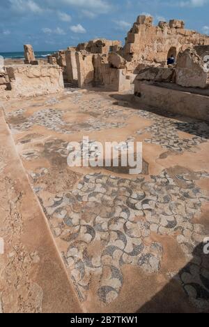 Mosaici nei resti del Teatro Terme, situato vicino al teatro principale, una delle antiche terme romane al sito patrimonio dell'umanità dell'UNESCO di Sabratha, Libia, ottobre 2007. Foto Stock