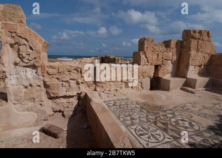 Mosaici nei resti del Teatro Terme, situato vicino al teatro principale, una delle antiche terme romane al sito patrimonio dell'umanità dell'UNESCO di Sabratha, Libia, ottobre 2007. Foto Stock