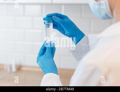Femmina Scientist Medical Research Lab ricerca di provette in laboratorio Foto Stock