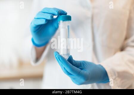 Femmina Scientist Medical Research Lab ricerca di provette in laboratorio Foto Stock