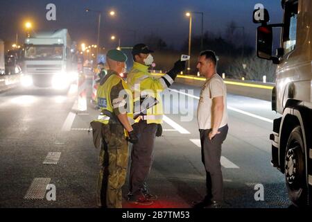 Gli agenti di polizia cechi effettuano controlli medici e misurazioni della temperatura di Gli autisti al confine Cesky Tesin-Cieszyn tra la Polonia e. Il Czec Foto Stock