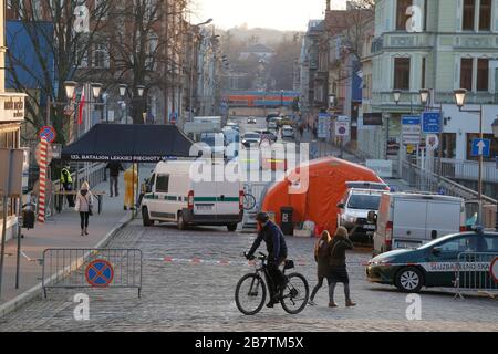 Controlli sanitari al valico di frontiera di Cesky Tesin-Cieszyn, a causa delle preoccupazioni sulla diffusione del nuovo coronavirus. (Foto CTK/Grzegorz Klatka) Foto Stock