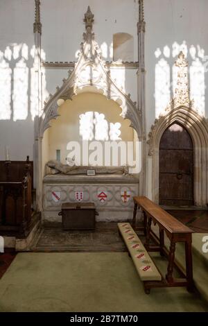 L'effigie della tomba di pietra di Sir John Wingfield morì nel 1361, la chiesa di Wingfield, Suffolk, Inghilterra, Regno Unito Foto Stock