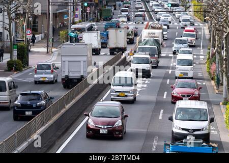 Traffico pesante alla linea Circle 7, Setagaya-Ku, Tokyo, Giappone. Dalle 8:00 alle 9:00. 17 marzo 2020. Foto Stock