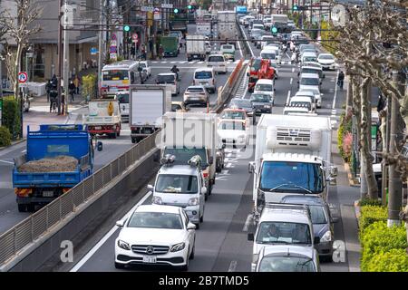 Traffico pesante alla linea Circle 7, Setagaya-Ku, Tokyo, Giappone. Dalle 8:00 alle 9:00. 17 marzo 2020. Foto Stock