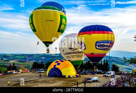 Mongolfiera a Fragneto Monforte, Benevento, Italia Foto Stock