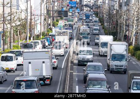 Traffico pesante alla linea Circle 7, Setagaya-Ku, Tokyo, Giappone. Dalle 8:00 alle 9:00. 17 marzo 2020. Foto Stock