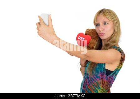 Ritratto di bella donna bionda prendere selfie pronto per San Valentino Foto Stock