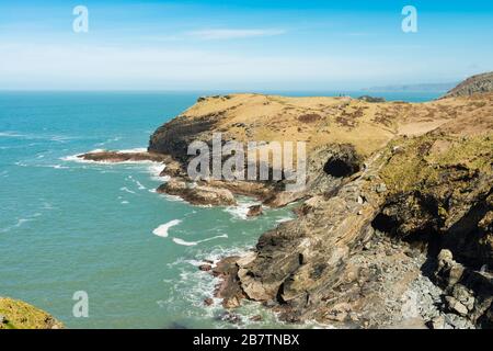 Vista a est sulla costa nord della Cornovaglia dalla vicinanza del Castello di Tintagel, Tintagel, Cornovaglia, Regno Unito. Foto Stock