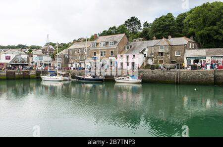 Il porto della popolare destinazione turistica, Padstow, uno storico villaggio di pescatori in Cornovaglia, Inghilterra, Regno Unito. Foto Stock