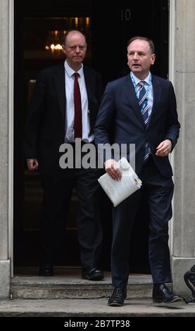 Il Chief Medical Officer per l'Inghilterra Chris Whitty (a sinistra) lascia 10 Downing Street, Londra, davanti alle Domande del primo Ministro. Foto Stock