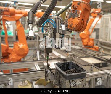 Il braccio robotico automatico in fabbrica sostituisce il lavoro umano. Automazione della produzione in caso di carenza di personale Foto Stock