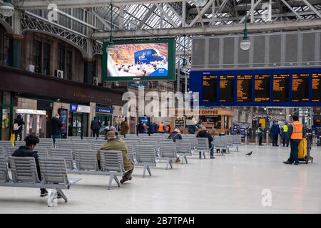 Distanza sociale in una tranquilla stazione centrale di Glasgow all'ora di punta di mattina durante l'epidemia di Coronavirus. Foto Stock