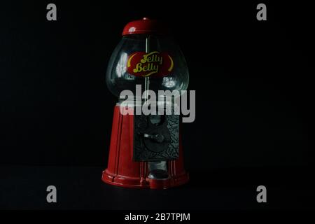 Dispenser Jelly Belly Mini Jelly Bean su sfondo nero Foto Stock