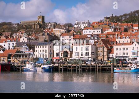 Porto di Scarborough, una tradizionale cittadina balneare sulla costa settentrionale dello Yorkshire, Inghilterra, Regno Unito