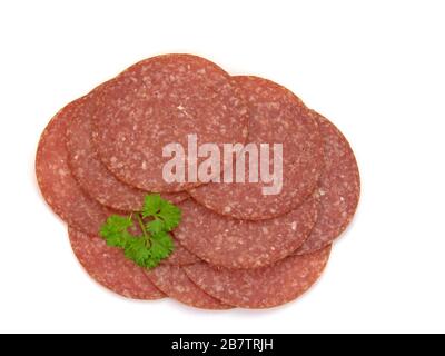 Tagliate le fette di salame isolate su sfondo bianco Foto Stock