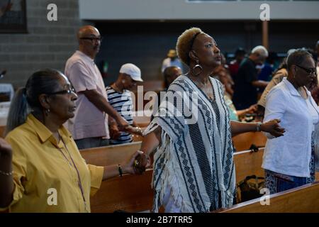 USA Chicago, South Side, parrocchia afroamericana della chiesa di Santa Elisabetta, fondata nel 1881 è la più antica istituzione African American Catholic Institution nell'Arcidiocesi di Chicago, santa Messa domenicale / afroamerikanische Gemeinde der katholischen Kirche St. Elizabeth, Heilige Messe Foto Stock