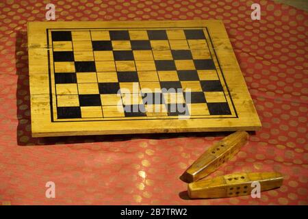 Vintage set di Parcheesi gioco di dadi giocato nel poema epico Mahabharata. Il set è fatto di cera e esposto all'aeroporto Kochi. Kochi India - Marzo 2020 Foto Stock
