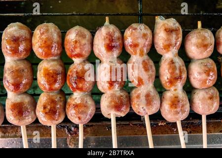 Sai krok Isan (salsiccia fermentata originaria delle province nordorientali della Thailandia) Foto Stock