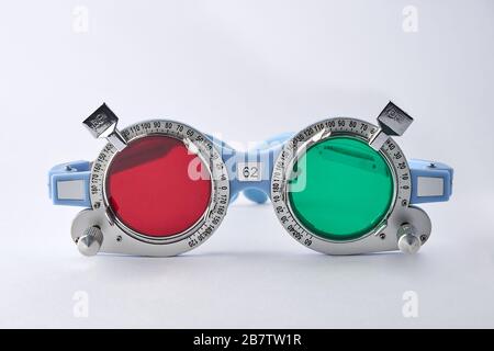 Strumenti per apparecchiature mediche optometristi di filtro rosso su prova del telaio, strumento per test esame visivo isolato su sfondo bianco.Optometrist me Foto Stock