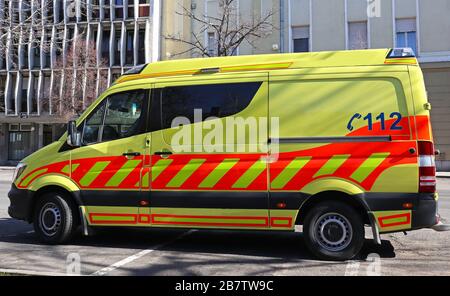 Ambulanza sulla strada della città Foto Stock