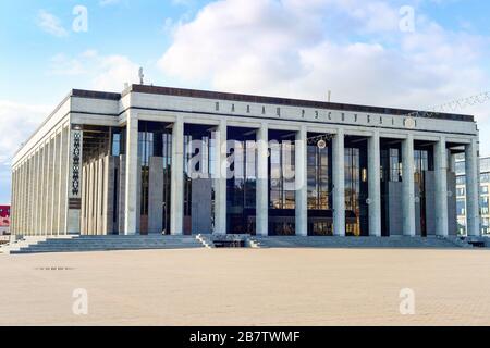 Architettura sovietica, piazza vuota dal Palazzo della Repubblica in chiaro sole, Minsk, Bielorussia Foto Stock