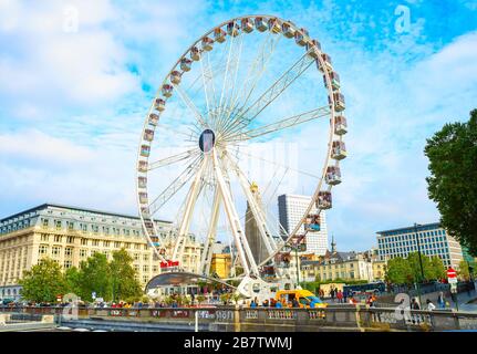 BRUXELLES, BELGIO - 5 OTTOBRE 2019: Vista panoramica della ruota panoramica e del paesaggio urbano moderno durante il giorno soleggiato Foto Stock