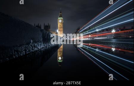 Un'immagine notturna a lunga esposizione del traffico sul Westminster Bridge, Londra, con il Big ben sullo sfondo. Foto Stock