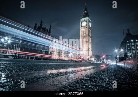 Immagine a lunga esposizione del traffico sul Westminster Bridge, Londra, con il Big ben sullo sfondo. Foto Stock