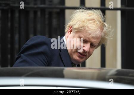 Il primo ministro Boris Johnson lascia 10 Downing Street, Londra, per la Camera dei comuni per il primo ministro di domande. Foto Stock