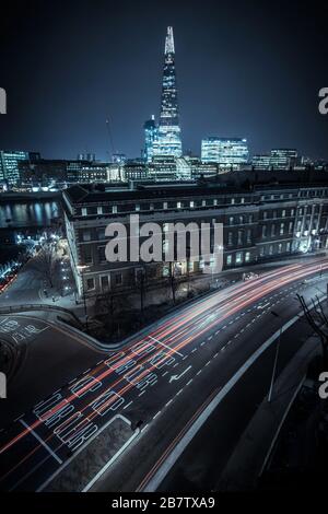 Vista sul tetto dello Shard e della Custom House da Lower Thames Street Foto Stock