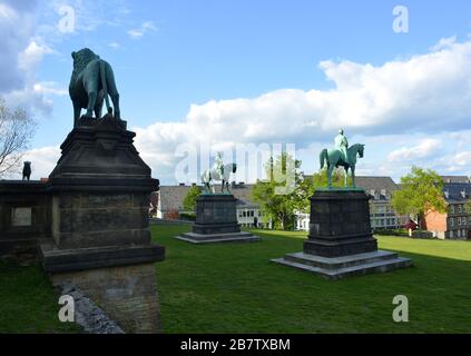 Kaiserpfalz Goslar, Germania con diverse statue e vista sulla città Foto Stock
