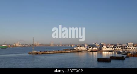 Giornata di sole al porticciolo ABP Town Quay a Southampton, Inghilterra. Foto Stock