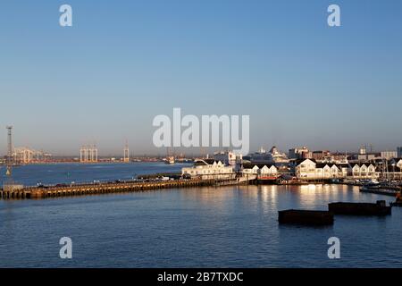 Edifici sul lungomare di ABP Town Quay Marina a Southampton, Inghilterra. Foto Stock